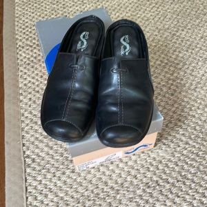 Soft walk black leather slip inside with lots of cushioning on footbed.